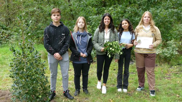 Unter Leitung ihrer Lehrerin Verean Hahn (Mitte) hatten Leonhard Köpper, Leonie Sorgenfrei, Sara Zriouil und Janine Schemmel Informationen über den Ilex recherchiert, die sie den Besuchern vortrugen.