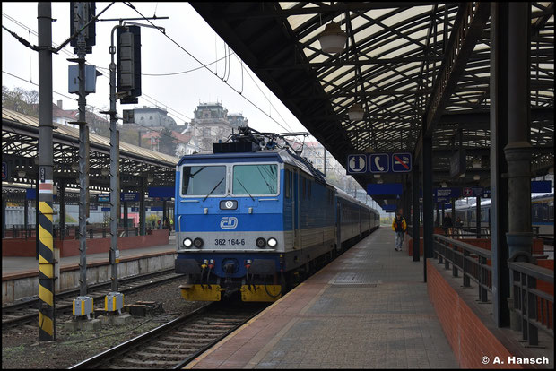 362 164-6 fährt am 11.11.2024 mit ihrem Zug in den Prager Hbf. ein