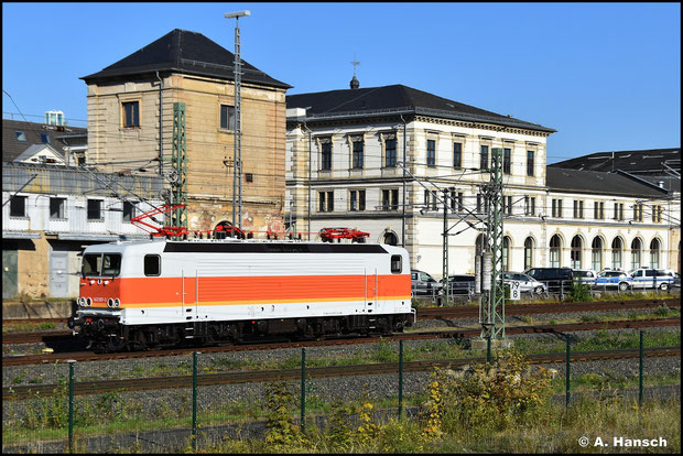 143 597-3 gehört der WFL und rauscht am 29. September 2025 frisch lackiert durch den Chemnitzer Hbf. Sie trägt das Farbkleid der S-Bahn Mitte der 90er Jahre