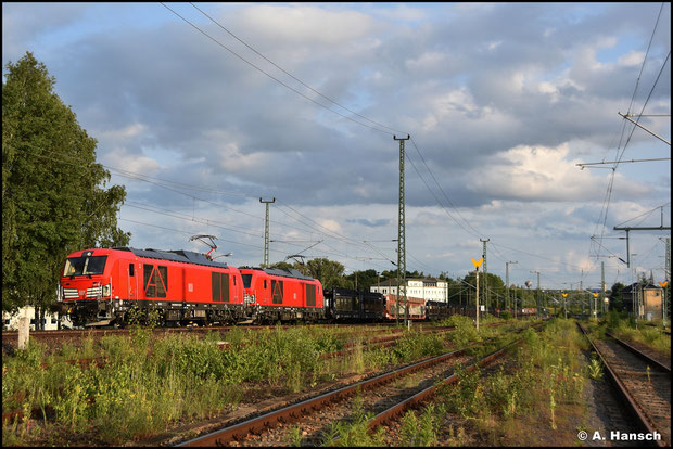 249 041-5 und 249 031-6 bringen am Abend des 16. Juni 2025 den 47337 durch Chemnitz in Richtung Dresden
