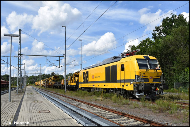 Auch die DB Bahnbau Gruppe erhielt zwei 249er. 249 052-2 steht am 02.08.2025 mit Bauzug im Chemnitzer Außenbahnhof