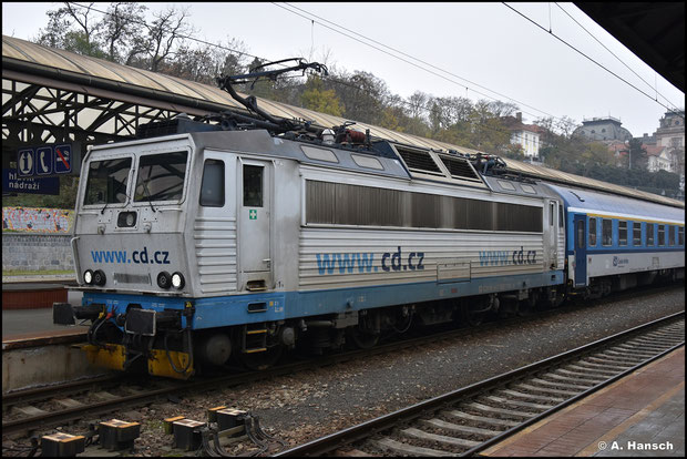 362 110-9 ist an der Stirnseite nicht mehr nummeriert, als sie am 11.11.2024 im Hbf. von Prag steht