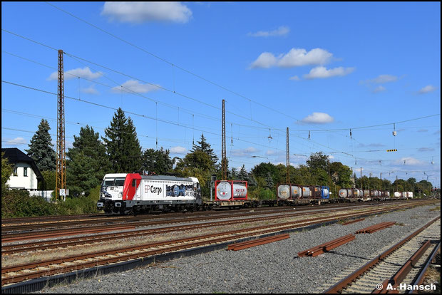 Mit dem "Bertschi" rollt 187 086-4 am 30.09.2025 durch Leipzig-Wiederitzsch
