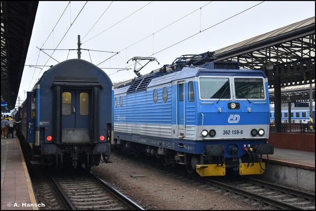 Ausfahrt frei für 362 159-6 und ihrem Zug am 11.11.2024 in Prag Hbf.