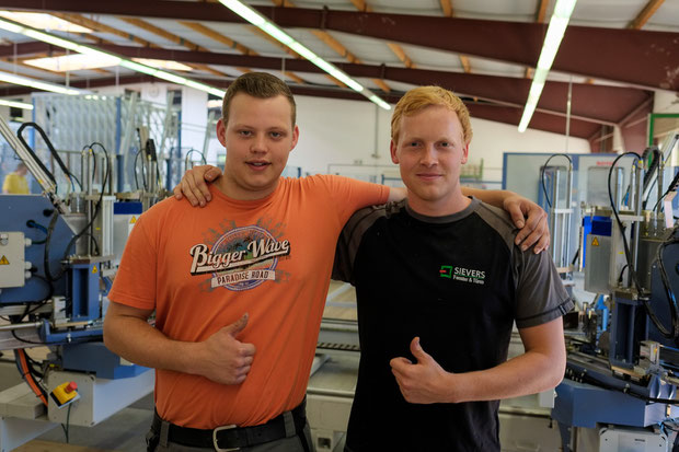 Stolz wie Oskar sind unsere beiden "neuen" Facharbeiter, Michel Bultmann und Lukas Cordes, nach bestandener Abschlussprüfung.