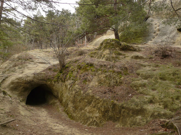 ein Höhleneingang einer einstigen militärischen Festungsanlage auf dem Mont Vully