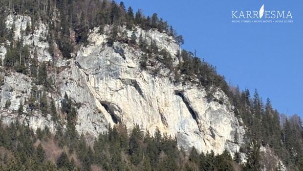 Kurz bevor wir den Grimming im Ennstal erreichen, zeigt sich auf der rechten Seite ein Frauengesicht in einem Stein.