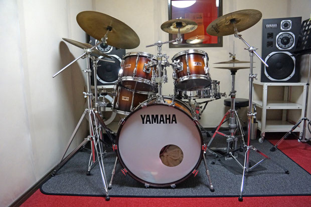 新しく設置された YD9000RG サンセットブラウン。初代9000Aから塗装カラーの2代目9000R、そして1981年に発表された3代目が9000RGです。初代から変わらず継承された60°エッジのサウンドは今やレジェンドとなっています。
