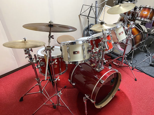 ジュニア用ドラムセット【紅白】。ヤマハの新STAGE CUSTOM 18インチBDなど、オールバーチで組み上げたカスタムセットです。タムは9000シリーズでサイズを選べるようになっています。ペダル類もサイズの小さいものを使用。