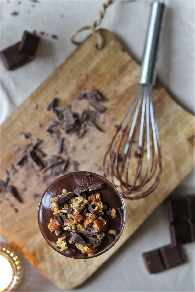 KaffeeSchokopuddingDessert mit Granola foodstories/ein