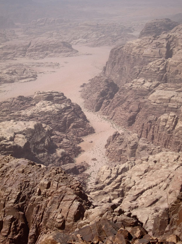 Blick von Jordaniens höchstem Gipfel Um Ad Dami auf Saudi Arabien