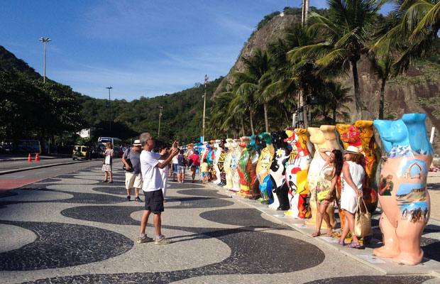 Die Ausstellung Buddy Bears an der Copacabana als Symbol für die Nationen, die sich in Brasilien trafen