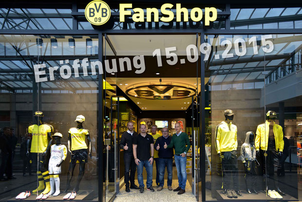 bvb fan shop puma store centro oberhausen drahtler architekten Matthias Zerber (Geschäftsführer BVB Merchandising GmbH), Alexander Hugo (Pre-Opening-Manager PUMA), Johann Wüst (Filialleiter BVB-Fanshop CentrO), Ulrich Drahtler (Architekt), Carsten Cram