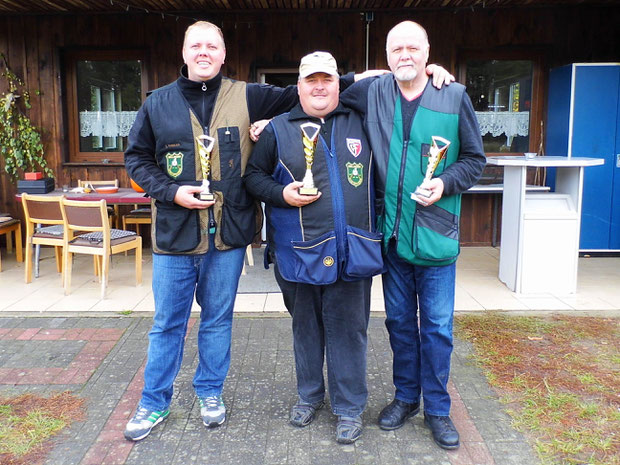 Pokalgewinner der VM Trap 2016 von links: Steffen Fröhlich 2.Platz, Andreas Pietz 1.Platz und Werner Fröhlich 3.Platz