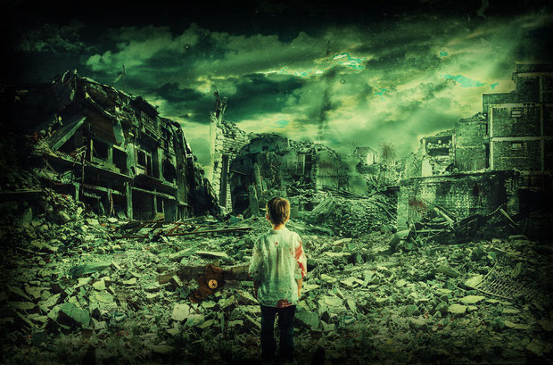 Ein Kind mit blutverschmiertem Shirt vor den Trümmer einer zerbombten Stadt. Bild von ahmadreza heidaripoor auf Pixabay.