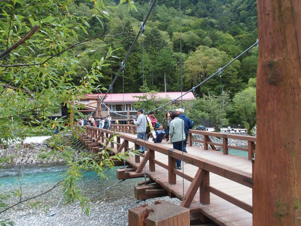 徳沢からのんびりと・・・明神池をぶらぶらするなどハイキングコース気分でカッパ橋に戻った。