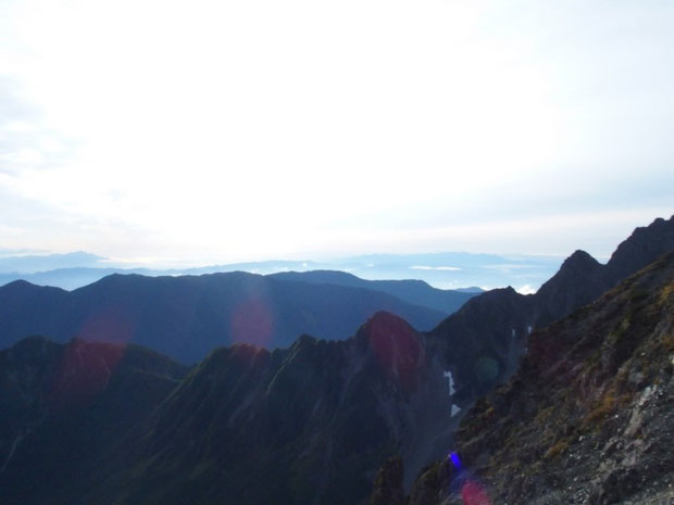 早朝の風景：ず～っと先には八ヶ岳もかすかに望めました。このあと下山を開始した。