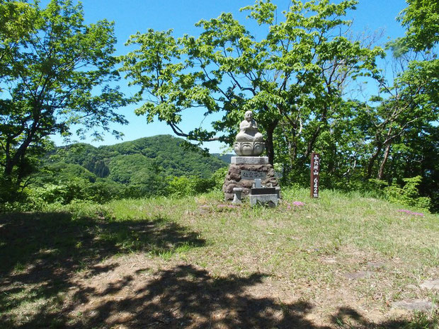 小六所山山頂　：目指す六所山が石仏の先に・・・越前の西部山塊の最高峰・・・恰好いいですね。