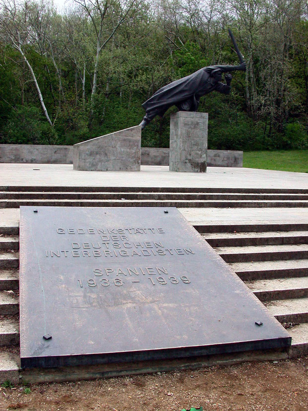 Erneuterte Gedenktafel und Skulptur Fritz Cremers, Foto: FHXB Museum