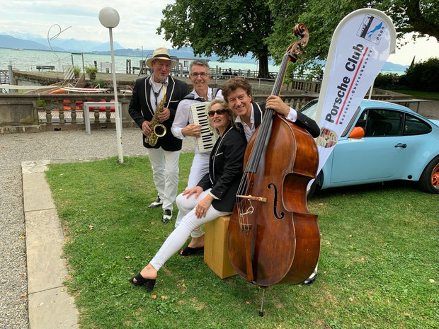 Band mit Flügel, Bass, Saxophon und Sängerin