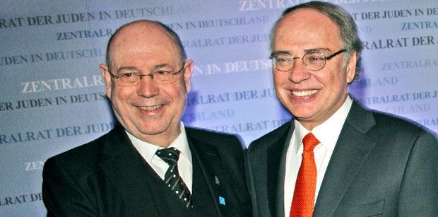 Zentralratspräsident Dieter Graumann (r.) bedauert den Rücktritt von Nikolaus Schneider, und findet, die Entscheidung, sich ganz seiner kranken Frau zu widmen „verdient großen Respekt und Verständnis“.                                           Foto: Canem