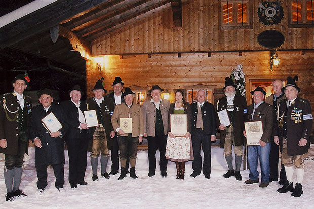 Mit einer Medaille der Kompanie durch Hptm. Florian Baier (l.) wurden geehrt (v.l.n.r.): Josef Holzer, Lenz Ettstaller, Dr. Hermann Kellner, Hptm. Martin Beilhack (Komp. Waakchn.), Hans Högg, Dr. Wolfgang Gröbl, Martina Feichtner, Jürgen Heid, Thomas Hört