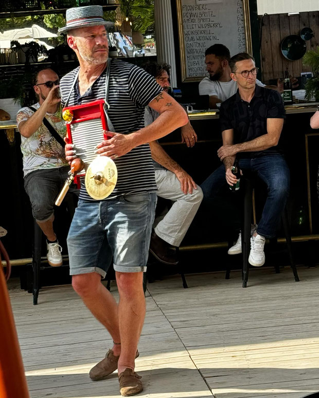 Schlagzeug spielen mit der Münchener Chanson-Band "Francophonix". C´est merveilleux!