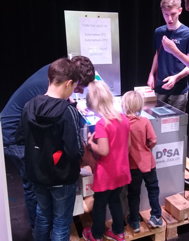 Interessierte Kinder arbeiten an der DISA BOGS (Sandro Zurmühle links im Bild, Patrick Blatty oben rechts im Bild)