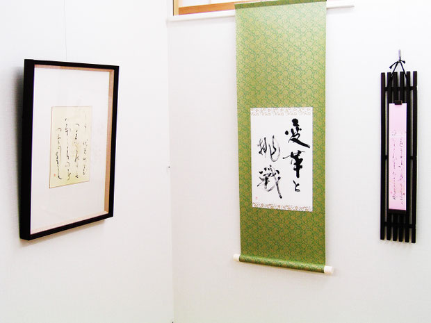 教室奥の小作品３点