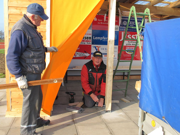 11.11.2011 - Das "Haus der Geest-Bouler" wird winterfest gemacht.
