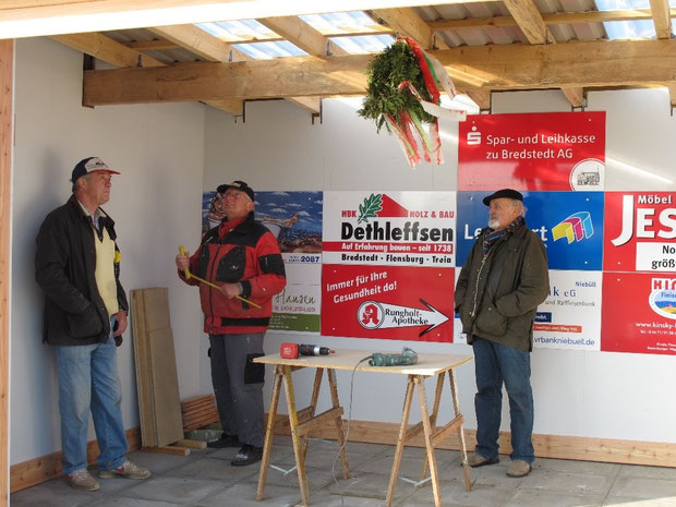 24.10.2011 - Die Werbeschilder der Sponsoren werden angebracht.