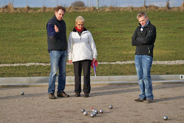 3.3.2012 - Wolfgang Ziriakus (li.) vom Bouleclub Leck erklärt Inga Habenichtund Michel Martensen von den Geest-Boulern den nächsten Spielzug.