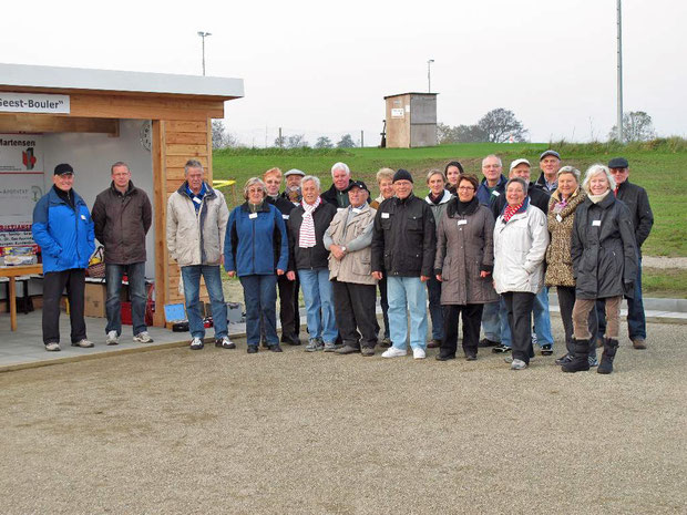 D05.11.2011: Einweihung des "Hauses der Geest-Bouler" v.li.: Spartenleiter Boule Manfred Habenicht, Vorsitzender des SV Germania Breklum e.V. Arno Borchardt, Geest-Bouler und Gäste