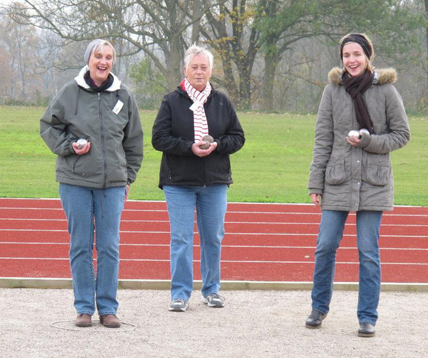 5.11.2011 - Annette Matzen, Edith Sönksen und Eike Matzen freuen sich über den Erfolg beim Boulespiel.