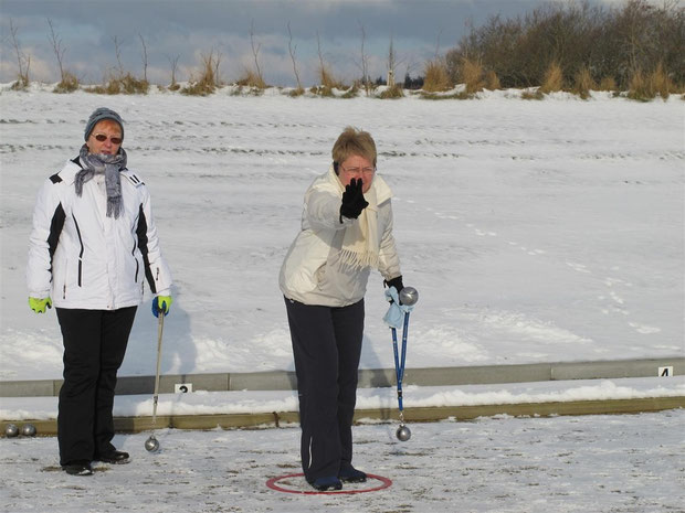 1.2.2012 Annelie Lesch (li.) und Ulla Hess beim winterlichen Boulespiel