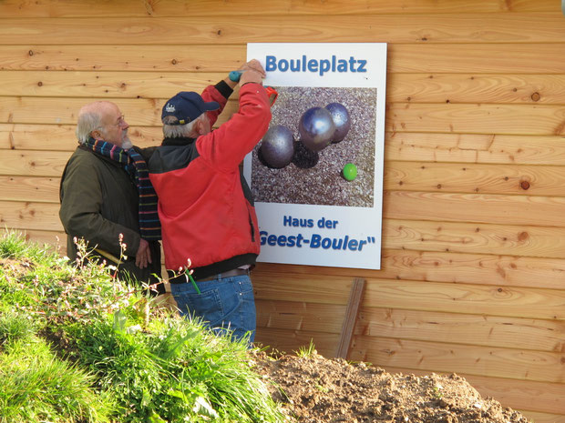 20.10.2011 - Die Schilder mit dem Logo der Geest-Bouler werden am "Haus der Bouler" montiert.