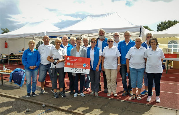 Spendenübergabe der Nord-Ostsee Sparkasse durch die Regionaldirektorin Christina Weinbrandt (6.v.l.)