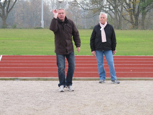 5.11.2011 - Arno Borchardt beim Wurf, Edith Sönksen, die spätere Siegerin des 1. Chapeau-Turniers der Geest-Bouler schaut genau zu.