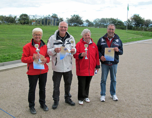 v.l.: Inga - Vereinsmeisterin 2013, Jochen - 2. Platz, Ingeburg - 3. Platz und Manfred T. - 4. Platz