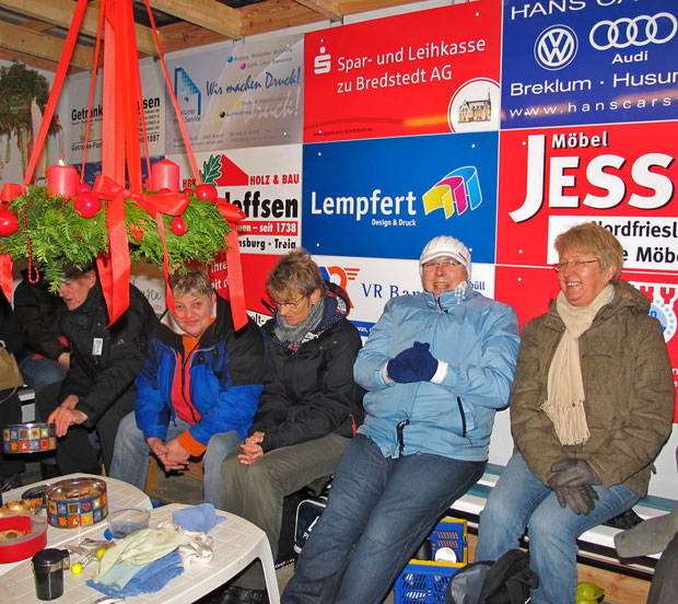26.11.2011 - Im "Haus der Geest-Bouler" war es gemütlicher! (unter dem von Annelie Lesch gefertigten und gespendeten Adventskranz)