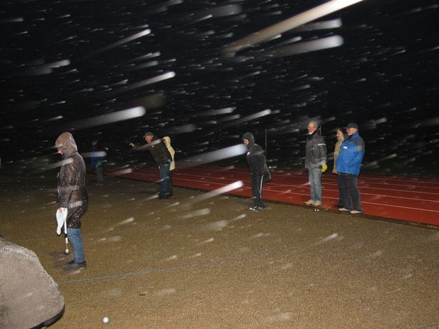 26.11.2011 - Boulespieler/-innen der "Boule-Terrier" aus Viöl und der Geest-Bouler sind hart im Nehmen und spielen, wenn es sein muss, auch bei Schneetreiben