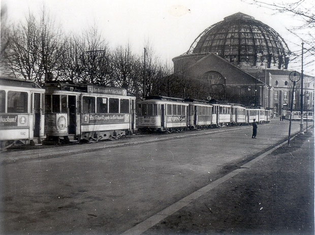 Straßenbahnen der Üstra vor der stark beschädigten Stadthalle
