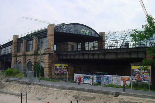 Der denkmalgeschützte Lehrter S-Bahnhof kurz vor seinem Abriss 2002. Im Hintergrund ist schon das Dach des neuen Berliner Hauptbahnhofs zu sehen.