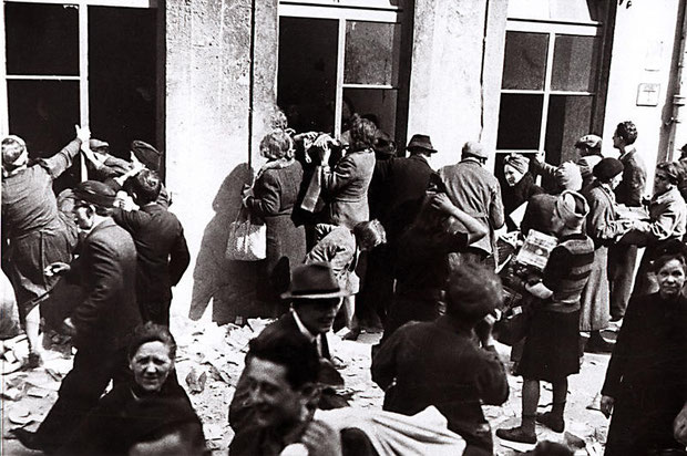 Plünderung eines Geschäfts in Hannover nach Kriegsende