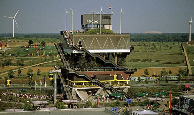 "Gestapelte Landschaften" auf der Expo 2000 in Hannover. Am Horizont sind auch gut die technischen "Errungenschaften" aus dem Gebiet des "Großen Freien" zu sehen.