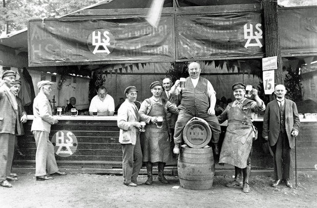 Gastwirt J. Günther bewirtet Bewohner Andertens mit Scheele-Bier um 1927 