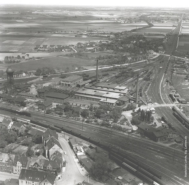 Das Bild aus den 1950er Jahren zeigt den nördlichen Teil der Bahnkreuzung Lehrte mit Blickrichtung nach Norden. Im Gleisdreieck befindet sich das Bahnbetriebswerk, das später abgerissen wurde.
