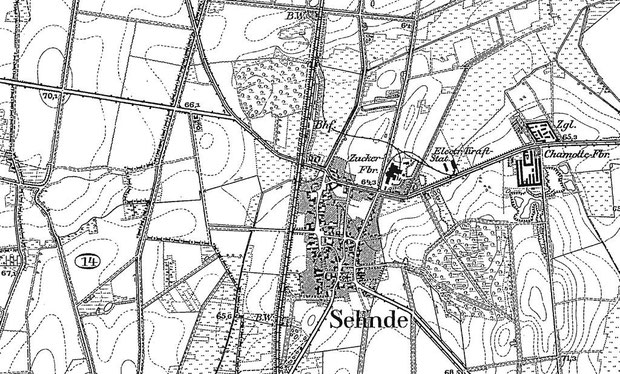 Sehnde im Jahr 1896: Der dörfliche Charakter der Ortschaft hat sich durch den Bahnhof noch nicht wesentlich verändert. Städtische Strukturen bilden sich erst langsam im Zuge des Kalibergbaus und der Zuwanderung während der Nachkriegszeit.