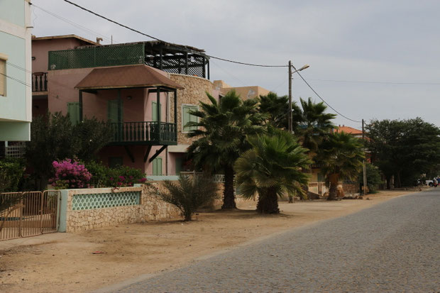Straße zur Angulo Station mit Santa Maria Beach und Ponta preta Hotel