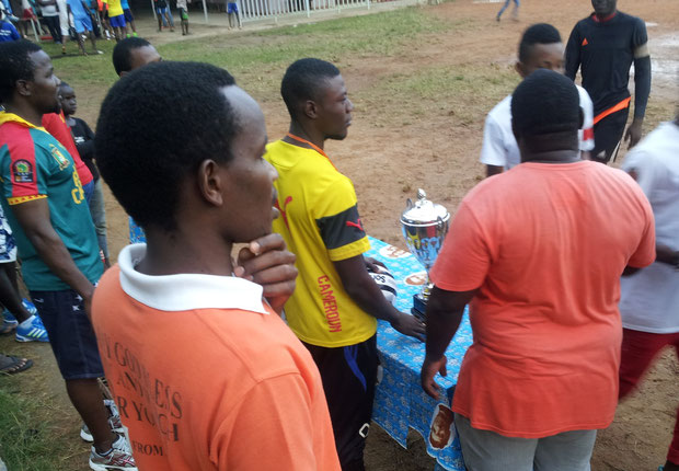J.O.S. Siegerehrung mit Pokal. Im Vordergrund Patrick, rechts im orangenen T-Shirt Arnold, links im Kamerun-Shirt Emilio.